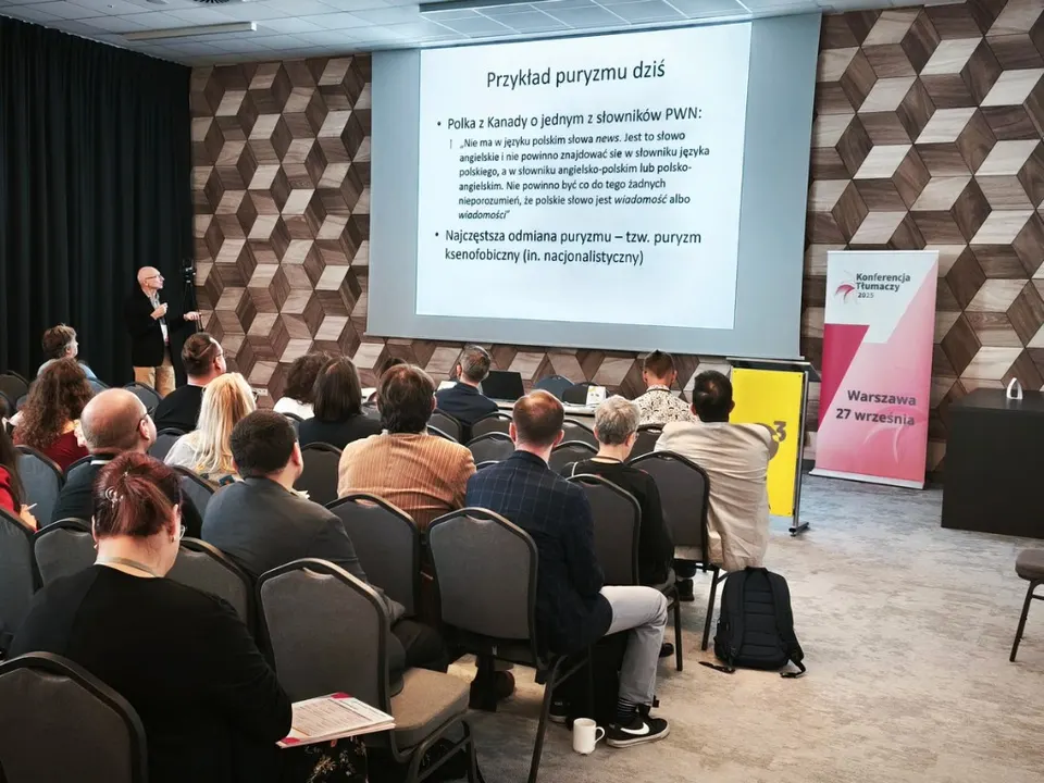 Prelekcja na Konferencji Tłumaczy 2025 — widok z sali na ekran i prelegenta