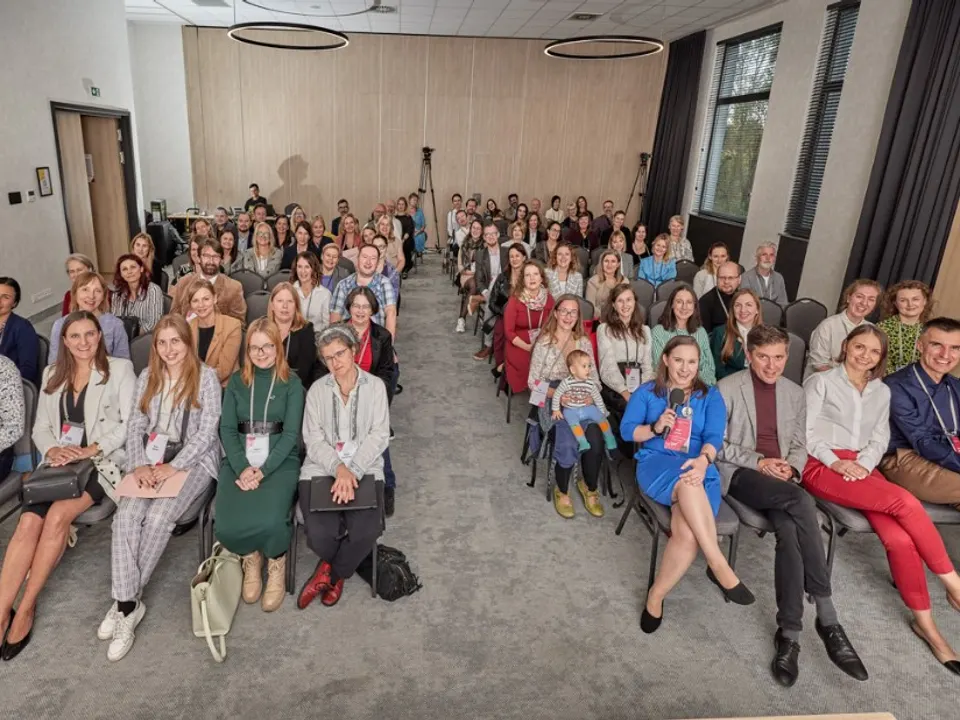 Uczestnicy Konferencji Tłumaczy 2025 na wspólnej fotografii